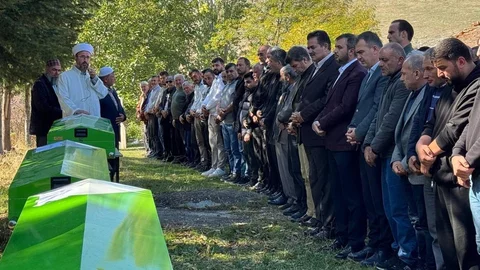 Amasya'da meydana gelen trafik kazasında 3 kardeş ve enişteleri hayatını kaybetti.