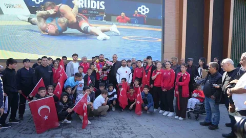 Milli güreşçi Erzincan'da coşkuyla karşılandı