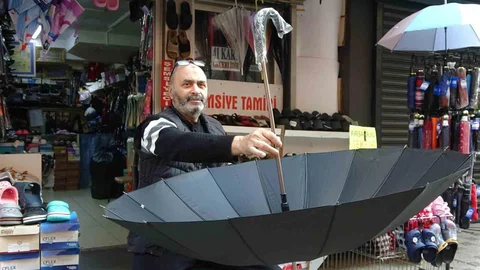 Kocaeli'de şemsiye tamirinde son ustalardan biri ayakta kalmaya çalışıyor