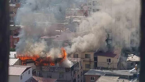 Adana'da 3 katlı ev yangını yaşandı