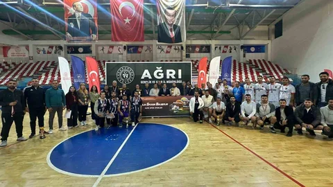 Ağrı'da Kamu Spor Oyunları Finalleri ve "İpucu" tiyatro oyunu ilgi gördü