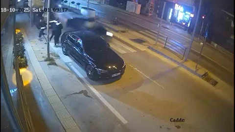 Yalova'da kontrolden çıkan otomobil, park halindeki araca çarptı