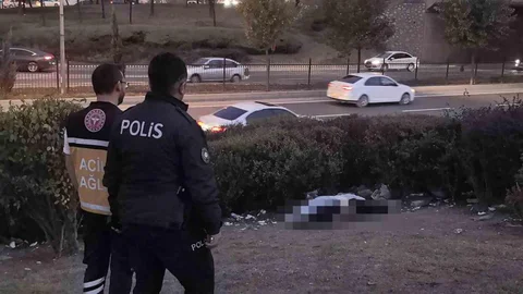 Bursa'nın İnegöl ilçesinde köprülü kavşakta erkek cesedi bulundu.