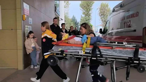 Bursa'nın İnegöl ilçesinde 3. kat penceresinden düşen 5 yaşındaki çocuk ağır yaralandı.