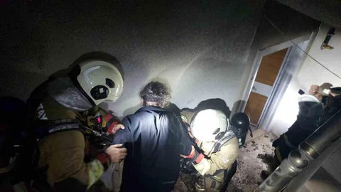 Hatay'da apartman yangını, itfaiye ekiplerinin müdahalesiyle kontrol altına alındı.