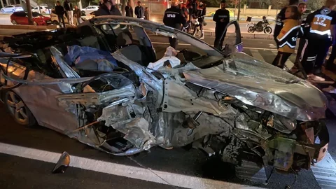 Aksaray'da otomobil tıra arkadan çarptı, bir kişi hayatını kaybetti, bir kişi ağır yaralandı.