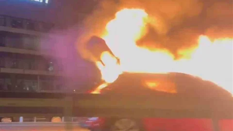 Pendik'te otomobil alev alev yandı