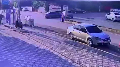 Hatay'da otomobillerin kafa kafaya çarpışması sonucu 2 kişi yaralandı. Kaza anı güvenlik kamerasına yansıdı.
