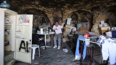 Hatay'da Ali Bozoğlan, deprem sonrası huzuru bulduğu mağarasını boşaltmanın üzüntüsünü yaşıyor