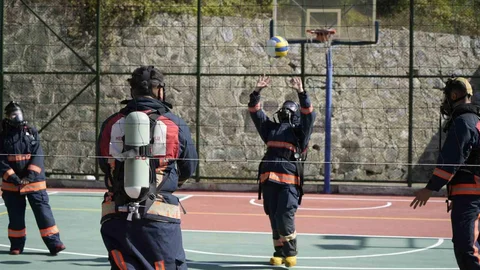 Gümüşhane'de itfaiyeci öğrenciler voleybol oynayarak nefes kontrolü gerçekleştirdi
