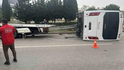 İzmir'de Havalimanı Personel Servisi Devrildi