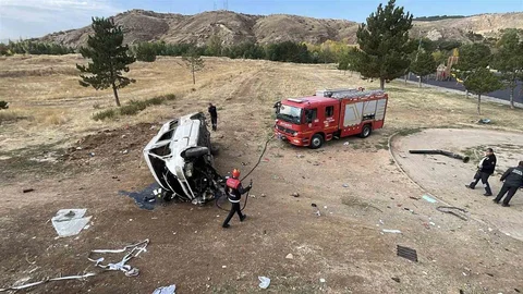 Sivas’ta minibüs istinat duvarından aşağı devrildi: 4 yaralı