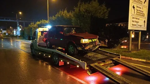 Otomobil, köprünün korkuluklarına çarptı