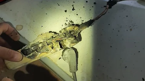 Burdur’da prize takılan uzatma kablosu yangına sebep oldu