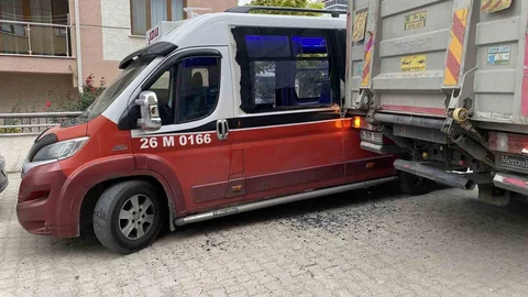 Tır ile minibüsün çarpıştığı kaza maddi hasarla atlatıldı