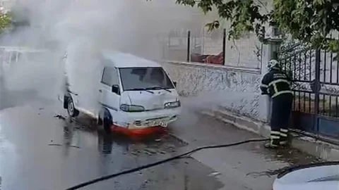 Batman’da park halindeki minibüs yandı