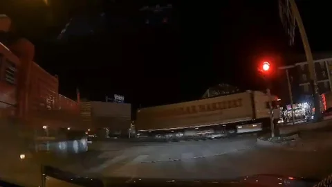 Tırın dorse kapağı açıldı, kırmızı ışıkta bekleyen otomobil kıl payı kurtuldu