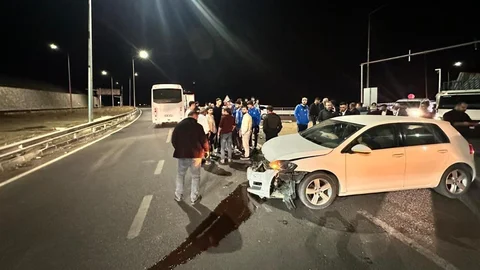 (Düzeltme) Elazığspor oyuncularını taşıyan otobüs ile otomobil çarpıştı: 1 kişi yaralandı