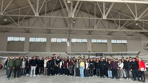 Üniversite öğrencileri İnönü Havacılık Eğitim Merkezi’ni ziyaret etti, eğitim uçaklarını yakından gördü
