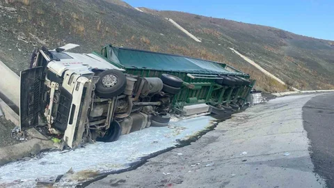 Kontrolden çıkan tır devrildi: 1 yaralı