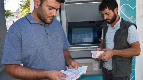 ATM’de buldukları paranın sahibini arıyorlar
