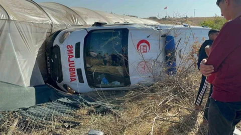 Yaralıları taşıyan ambulans ile otomobil çarpıştı: 8 yaralı