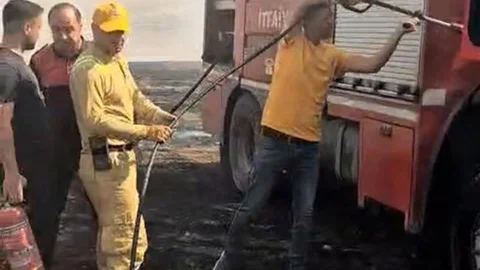 Siirt’te anız yangınına müdahale eden itfaiye aracı alevlere teslim oldu