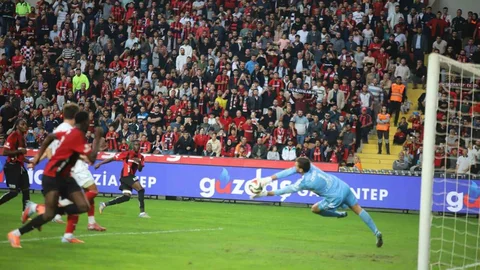 Gaziantep FK, Antalyaspor'a Karşı İlk Yarıyı 3-0 Önde Tamamladı