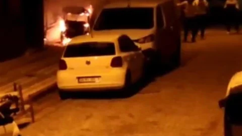 Sultangazi'de park halindeki elektrikli araç alev aldı
