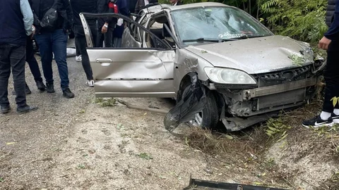 Denizli'de düğün konvoyunda meydana gelen kazada bir kişi hayatını kaybetti, 4 kişi yaralandı.