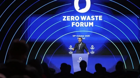 İstanbul'da Enerji ve Tabii Kaynaklar Bakanı Bayraktar, Türkiye'nin enerji bağımsızlığına yönelik hedeflerini açıkladı.