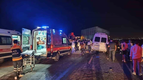 Hatay'da kazada yolcu minibüsü traktöre çarptı, 15 kişi yaralandı