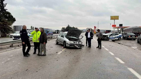 Balıkesir’de polis aracı otomobille çarpıştı: 3 yaralı