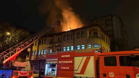 Eşi eve almayınca sinirlenip, binanın çatısını yaktı: 1 gözaltı