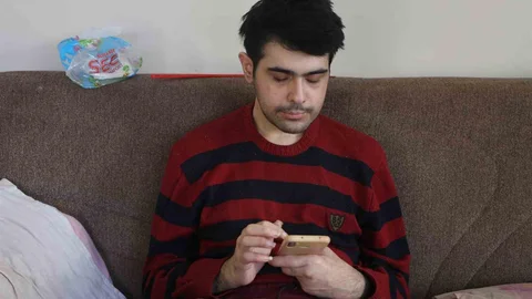 Telefon bağımlısı gençten ailelere tavsiye: "Küçükken çocuklara telefon vermeyin"