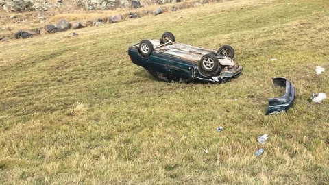 Arpaçay’da yoldan çıkan otomobil takla attı