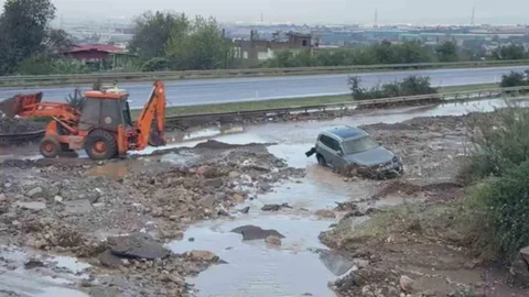Heyelanın kapattığı otoyolda araçlar mahsur kaldı