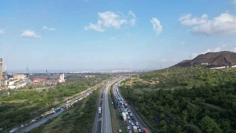 Heyelan nedeniyle kapanan yolda araç kuyruğu uzadı