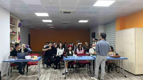 Gönüllü gençler tiyatro sahnesi için kolları sıvadı