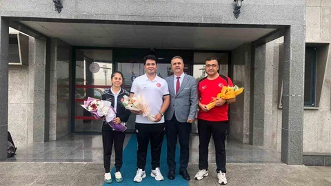 Muğlalı Dünya Şampiyonu Haney havalimanında çiçeklerle karşılandı