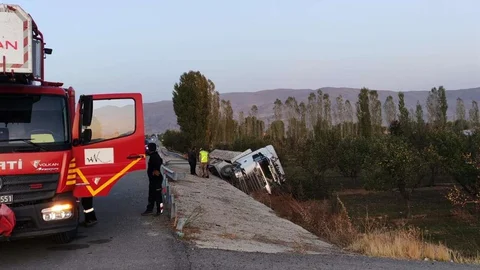 Van’da tır şarampole yuvarlandı: 1 yaralı