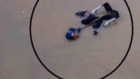 Suyla dolu alt geçitte ölümle burun buruna gelen engelli yaşlı kadını itfaiye kurtardı