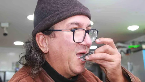 Hamsi 70 liraya düştü, vatandaş sevinçten çiğ yedi