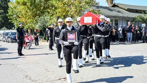 İstanbul'da görevli polis memuru Adana'da toprağa verildi