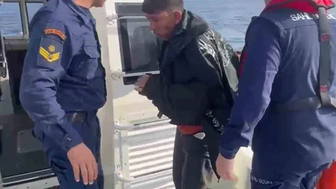 Aydın Didim'de yüzerek Yunanistan'a geçmeye çalışan bir düzensiz göçmen kurtarıldı.