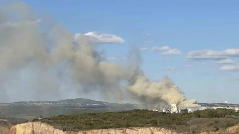Kocaeli'nin Gebze ilçesinde fabrika bahçesinde meydana gelen yangında, yangın kontrol altına alındı.