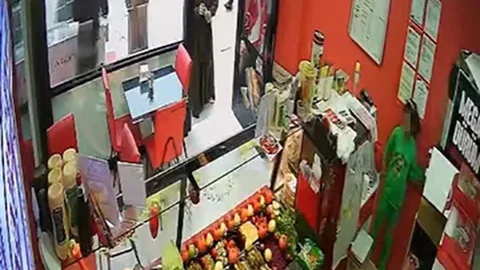 İnegöl'de çocukla dükkandan 3 bin TL çaldılar