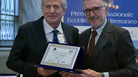 İstanbul'da Kenan Yıldız ve Servet Yardımcı ödüllendirildi