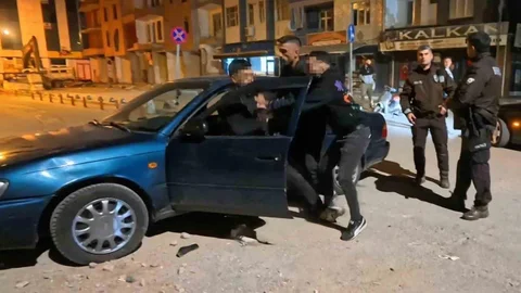 Aksaray'da tükürük yüzünden çıkan kavgada alkollü şahıs yaralandı, 5 kişi gözaltına alınd.