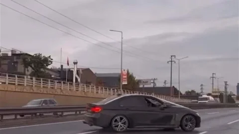 Kocaeli'de düğün konvoyunda drift atan sürücüye 52 bin 187 TL ceza kesildi.